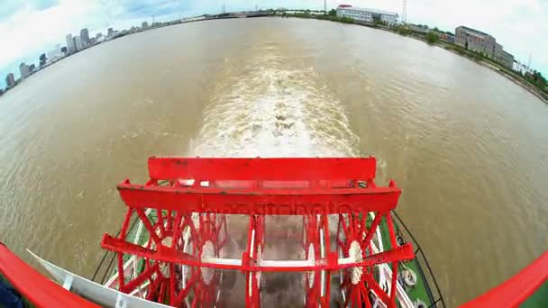 Barco com rodas de remo girando ao longo do Mississippi — Vídeo de Stock