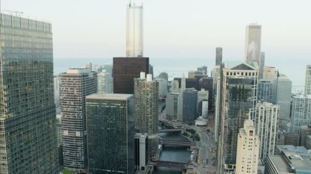 Trump Tower ve Chicago Nehri — Stok video