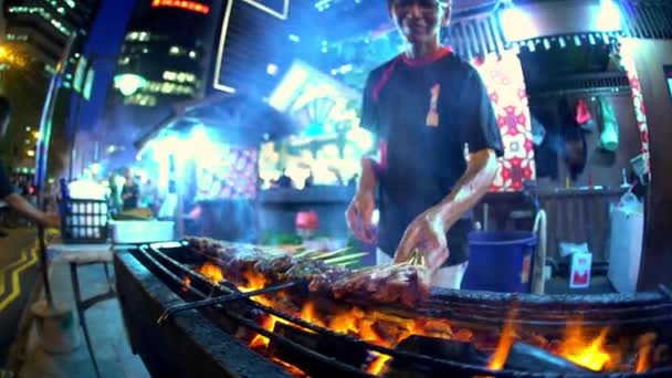 Männer kochen traditionellen asiatischen Hühnerspieß — Stockvideo