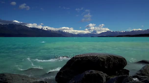 Vagues au-dessus des rochers sur le rivage — Video