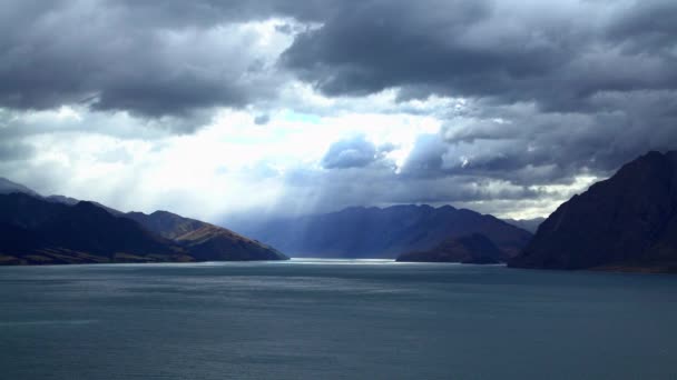 La luz del sol sobre el agua del lago Wanaka — Vídeos de Stock