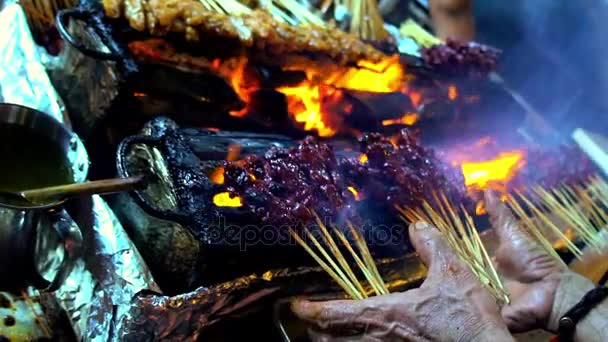 Азіатський м'ясо satay вуличної їжі — стокове відео