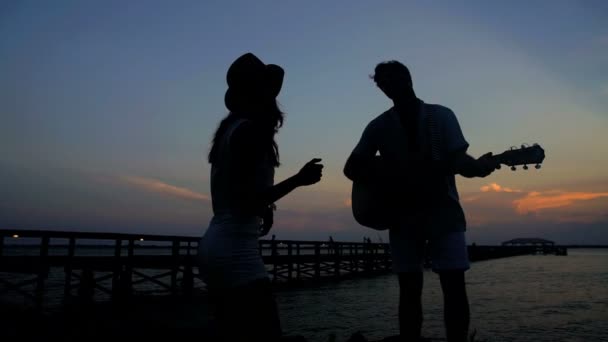 Чоловік і жінка танцюють на пляжі — стокове відео