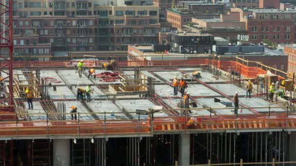 Pracownicy budowlani na placu budowy — Wideo stockowe