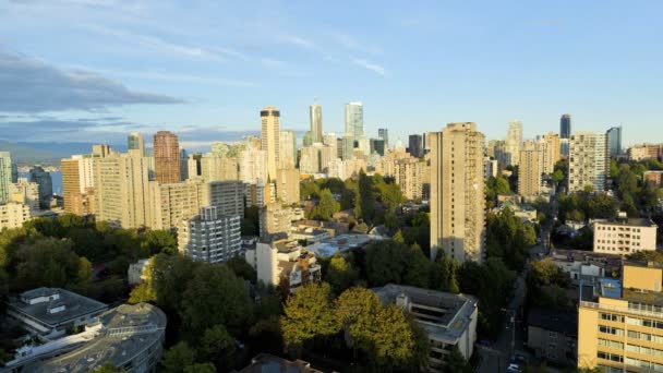 Gebouwen en wolkenkrabbers in Vancouver — Stockvideo