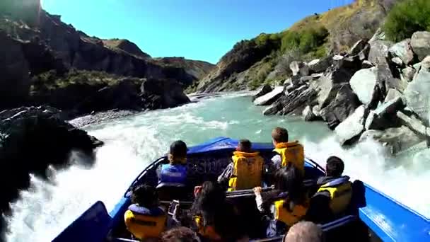 Люди едут через каньон на реактивной лодке — стоковое видео