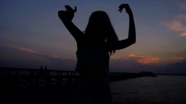 Dança feminina na praia — Vídeo de Stock