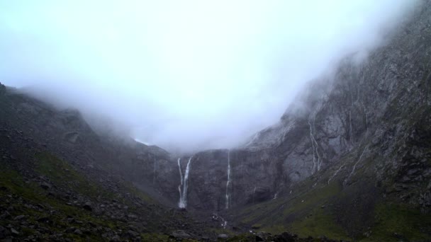 Cascadas de montaña en el valle de Milford Sound — Vídeo de stock