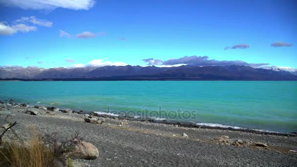 Vågor på stranden av Lake Tekapo — Stockvideo