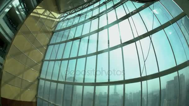 近代的な建物で、ガラス張りのエレベーター — ストック動画