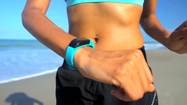 Mujer chequeando reloj deportivo — Vídeos de Stock