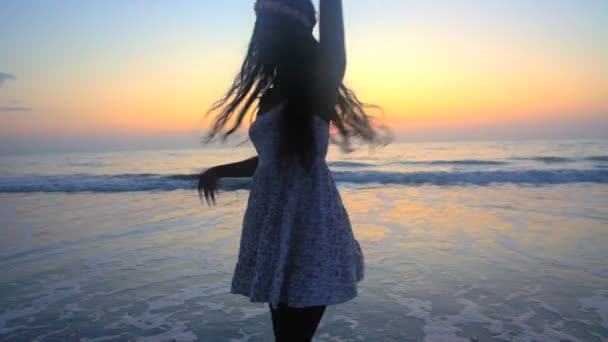 Dança feminina na praia — Vídeo de Stock