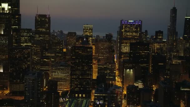 Willis Tower und Chicago River — Stockvideo