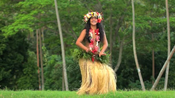 Bailarina hula realizando al aire libre — Vídeo de stock