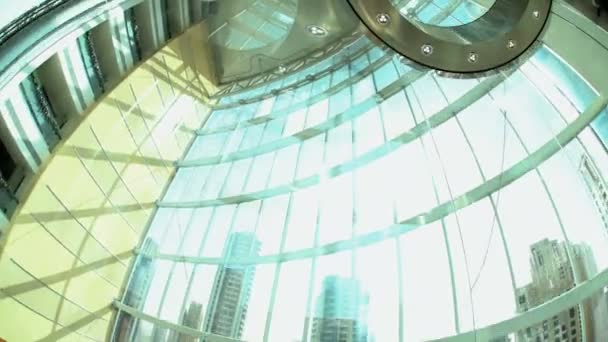 Glazen lift in modern gebouw — Stockvideo