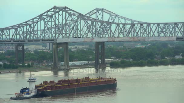 Navio comercial por Crescent City Connection Bridge — Vídeo de Stock