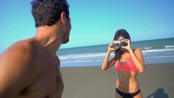 Женщина фотографирует мужчину — стоковое видео