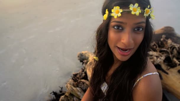Žena si užívat volného času na pláži — Stock video