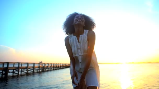 Vrouw blote voeten dansen op het strand — Stockvideo