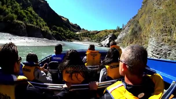 Barca esaltante attraverso canyon Shotover River — Video Stock