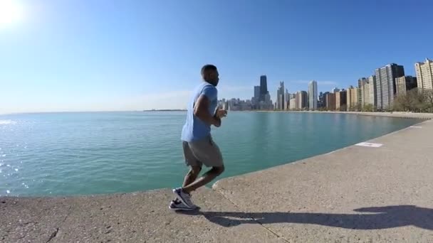 Mâle courant le long du rivage de Chicago — Video