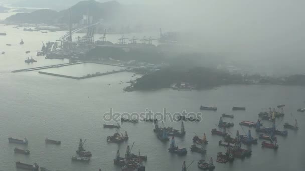 Nube baja sobre Stonecutters Island — Vídeos de Stock