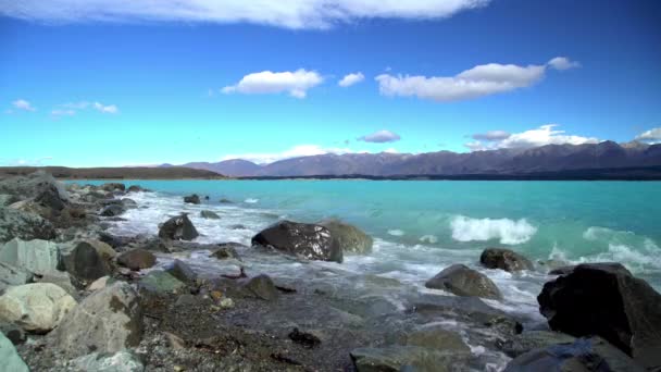 Vågorna över klippor på Lake Tekapo — Stockvideo