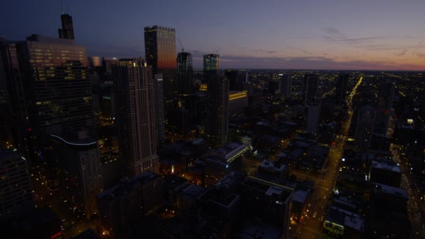 Chicago'da ışıklandırılmış gökdelenler — Stok video
