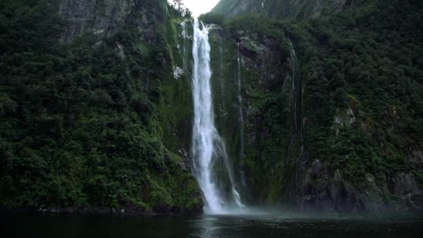 Wodospad w milford sound — Wideo stockowe