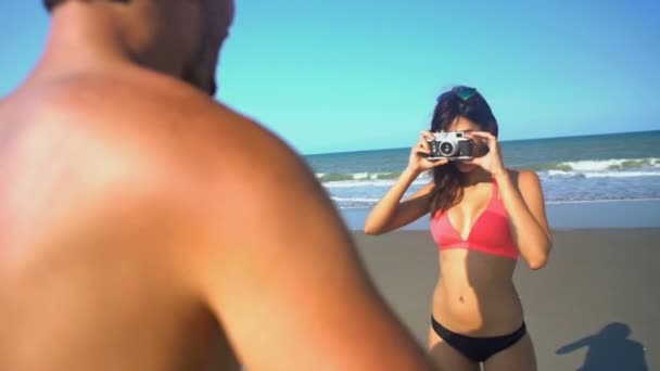 Mulher tirando uma foto do homem — Vídeo de Stock