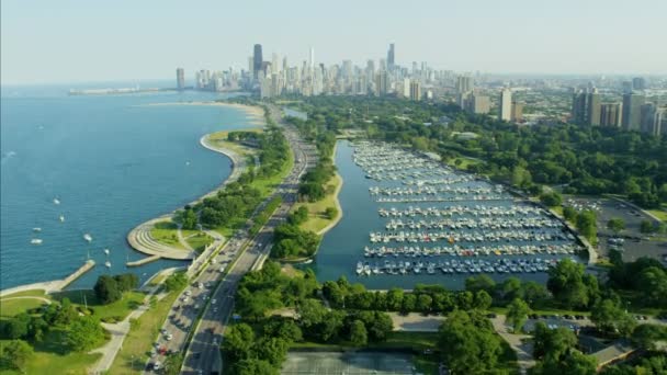 Lake Michigan en voertuig verkeer — Stockvideo