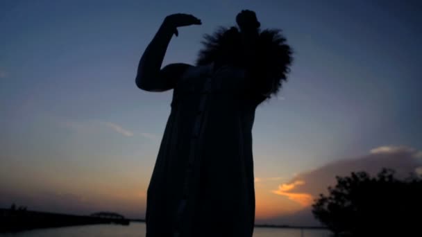 Девушка танцует босиком на пляже — стоковое видео