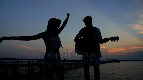 Pareja divirtiéndose con guitarra — Vídeos de Stock