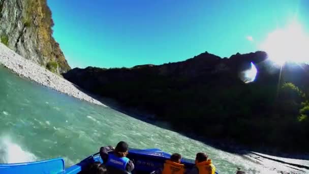 Човен хвилюючий через каньйони річки Shotover — стокове відео