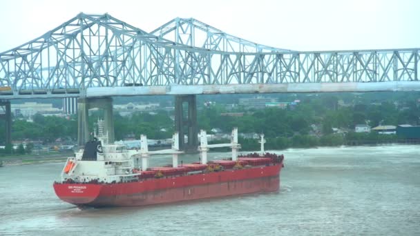 Kommersiella fartyg av Crescent City anslutning Bridge — Stockvideo