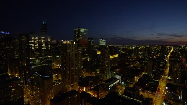 Rascacielos iluminados en Chicago — Vídeos de Stock