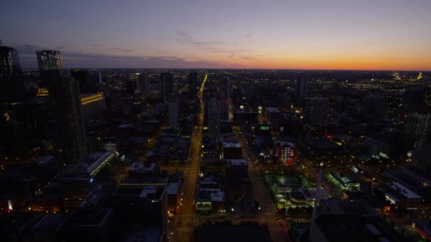 Chicago'da ışıklandırılmış gökdelenler — Stok video