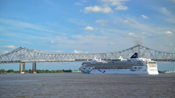 Cruise gemi Crescent şehir bağlantı köprüsü tarafından — Stok video