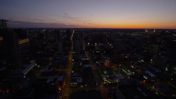 Arranha-céus iluminados em Chicago — Vídeo de Stock