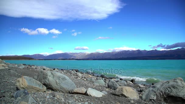 Skalistego brzegu jeziora Tekapo — Wideo stockowe