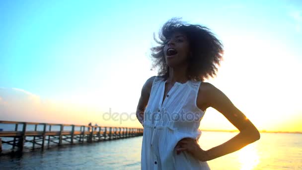 Fată dansând desculț pe plajă — Videoclip de stoc