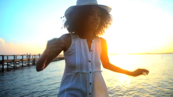 Mulher dançando na praia — Vídeo de Stock