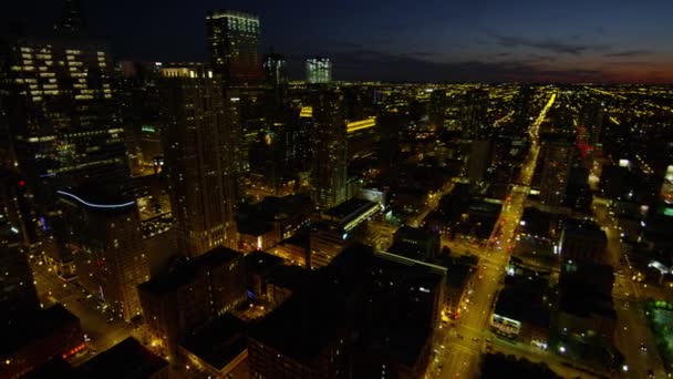 Rascacielos iluminados en Chicago — Vídeos de Stock