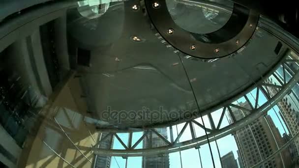 Glasaufzug in modernem Gebäude — Stockvideo