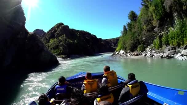 Loď vzrušující přes kaňony Shotover River — Stock video