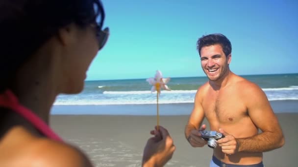 Paar nemen van een foto op het strand — Stockvideo