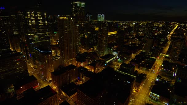 Rascacielos iluminados en Chicago — Vídeos de Stock