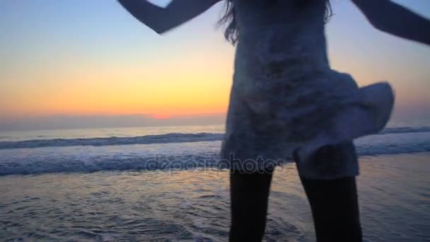 Женщина танцует на пляже — стоковое видео