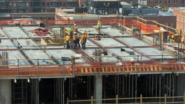 Trabajadores de la construcción en obra — Vídeo de stock