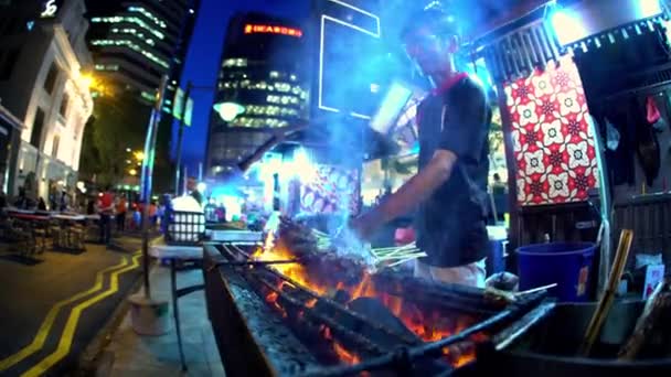 Manliga matlagning traditionell asiatisk kycklingkebab — Stockvideo